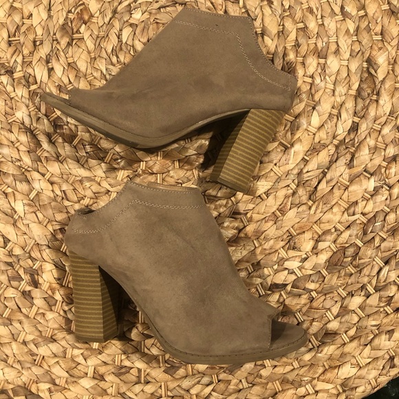 Report Stacked Heel Open Toe Mules Slides - Picture 1 of 8